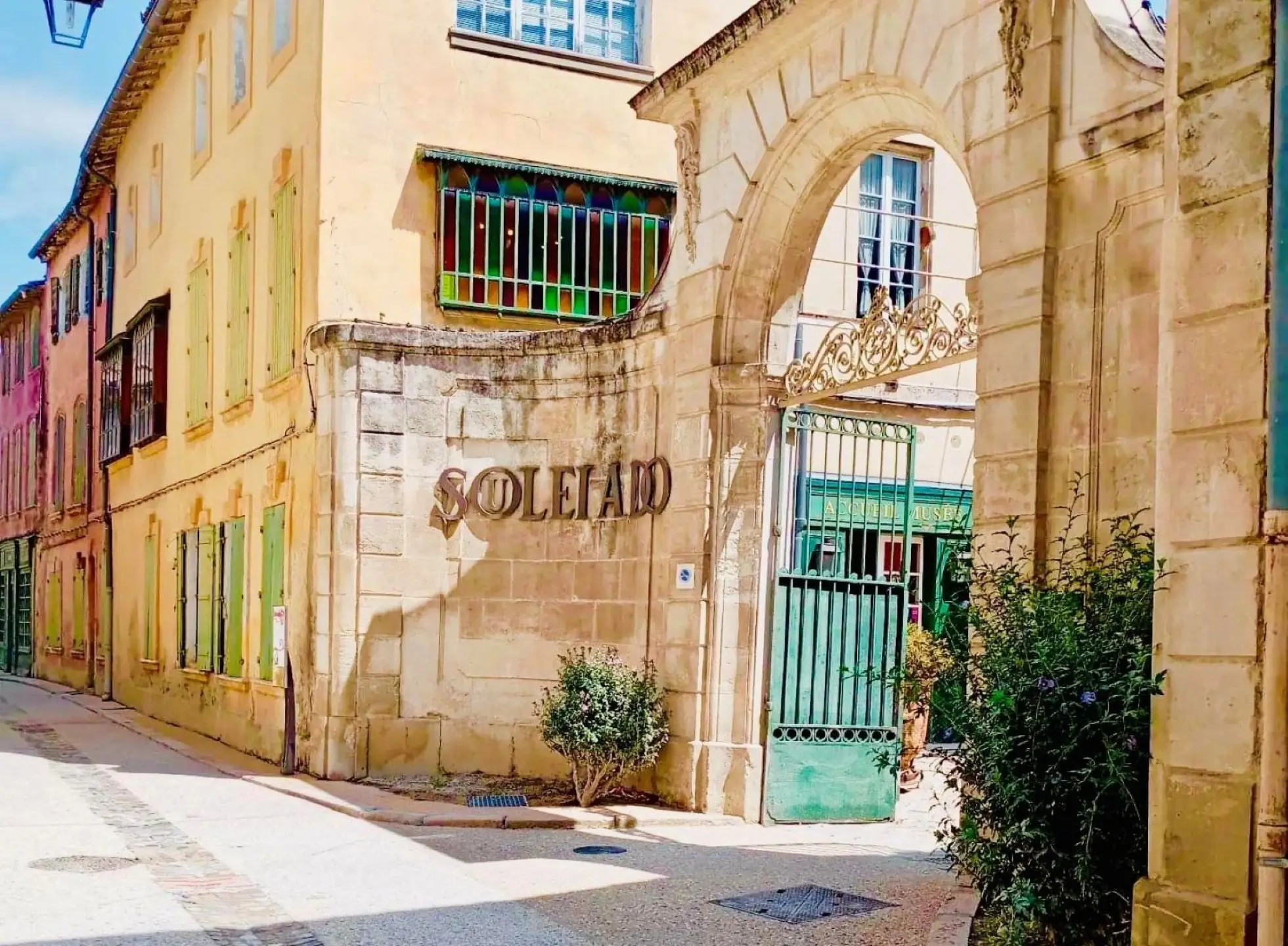 Atelier nouage de foulards SOULEIADO Tarascon