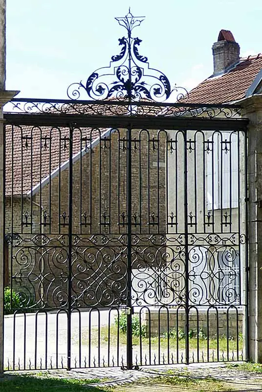 Grille du prieuré à Chassigny
