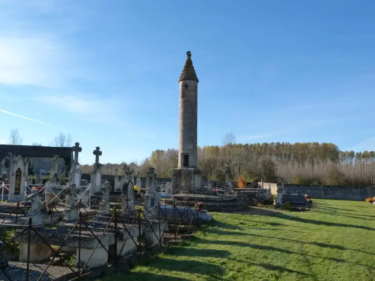 Lanterne des Morts de Château-Larcher