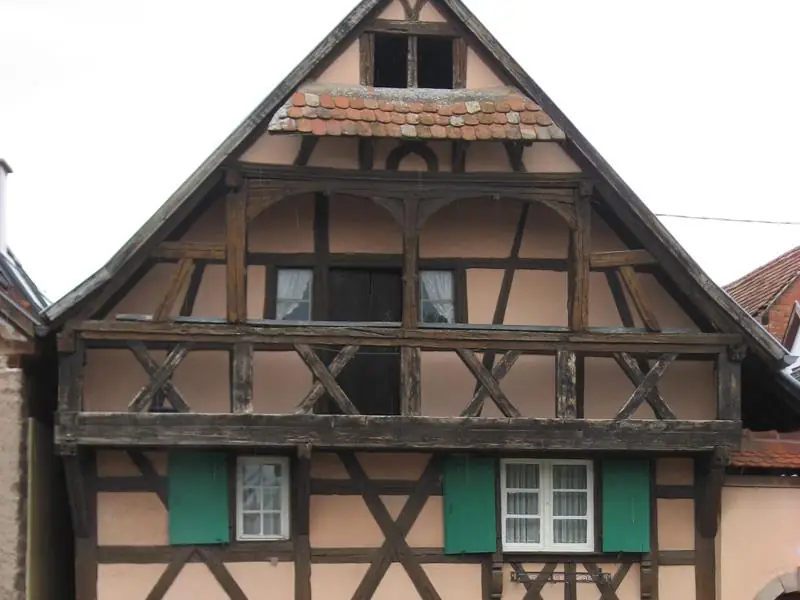 Ferme à colombages avec balcon