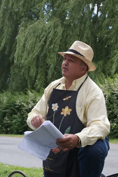 Visite Guidée à pied d'Ainay le Vieil et du Canal de Berry, découverte de la nature et secrets des plantes avec le Poète Enchanteur