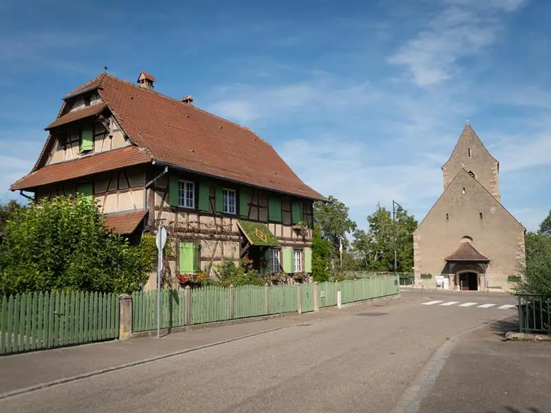 Ancien presbytère à colombages et maisons anciennes