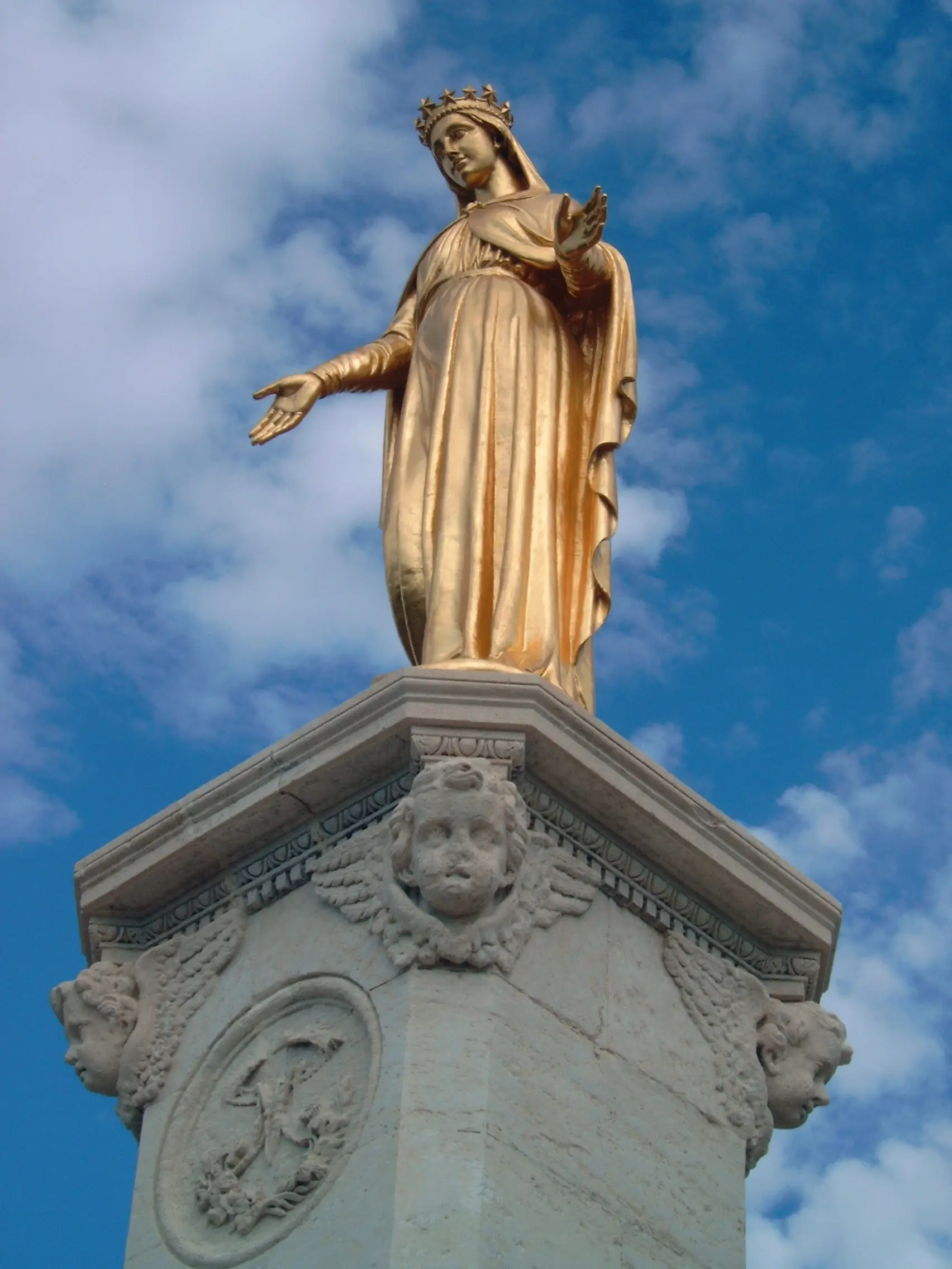 Statue de la Vierge dorée