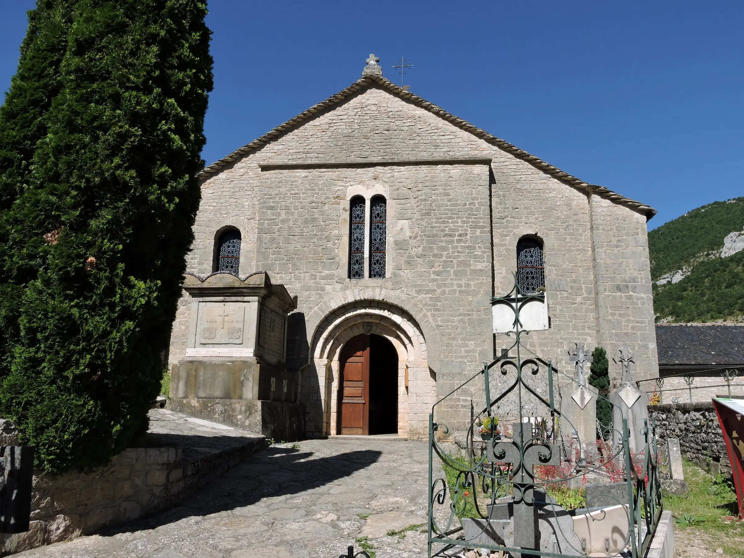 EGLISE ROMANE SAINT-JEAN-BAPTISTE
