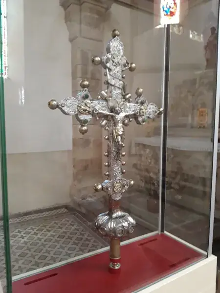 Eglise de Saint-Salvadou et sa croix processionnelle