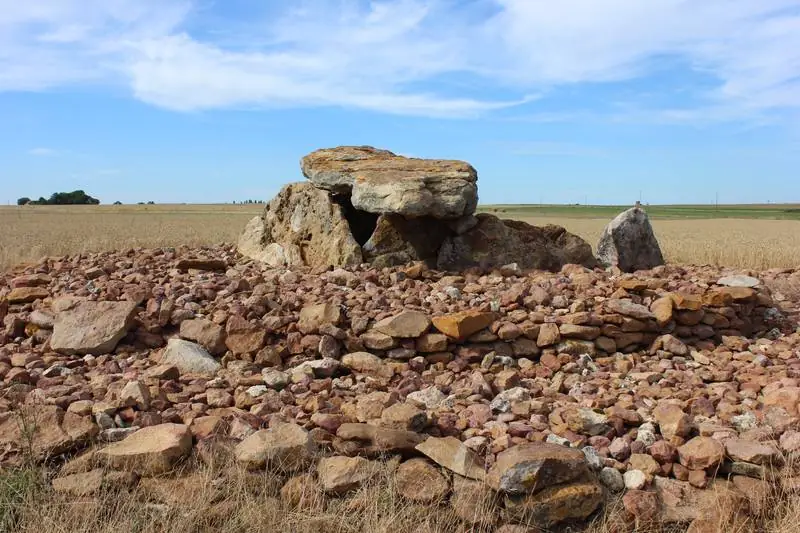 Visite des dolmens de la nécropole de Monpalais