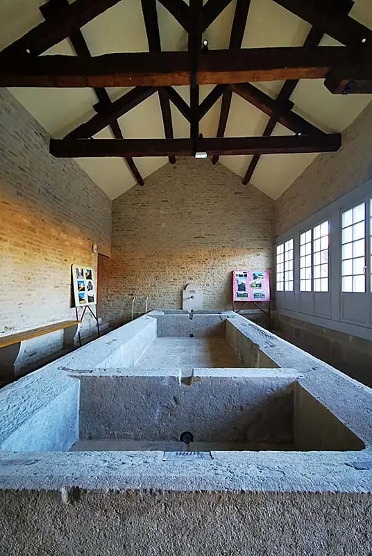 Lavoir et ancienne fontaine de Baissey