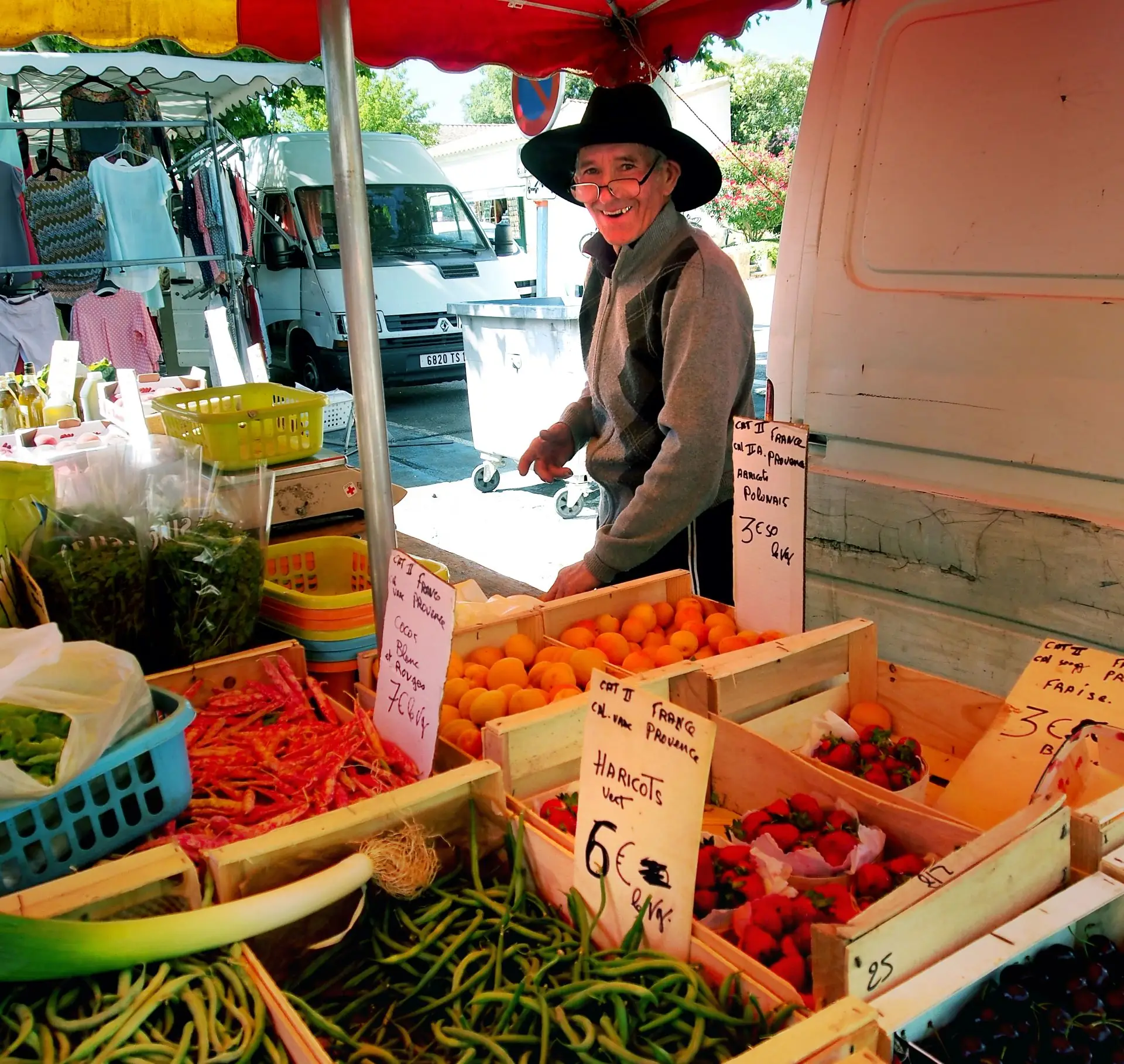 Marché provençal bi-hebdomadaire à Fontvieille