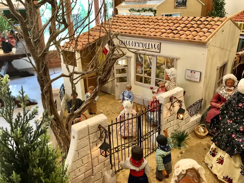 LE VILLAGE PROVENÇAL SANTONS ET POUPEES