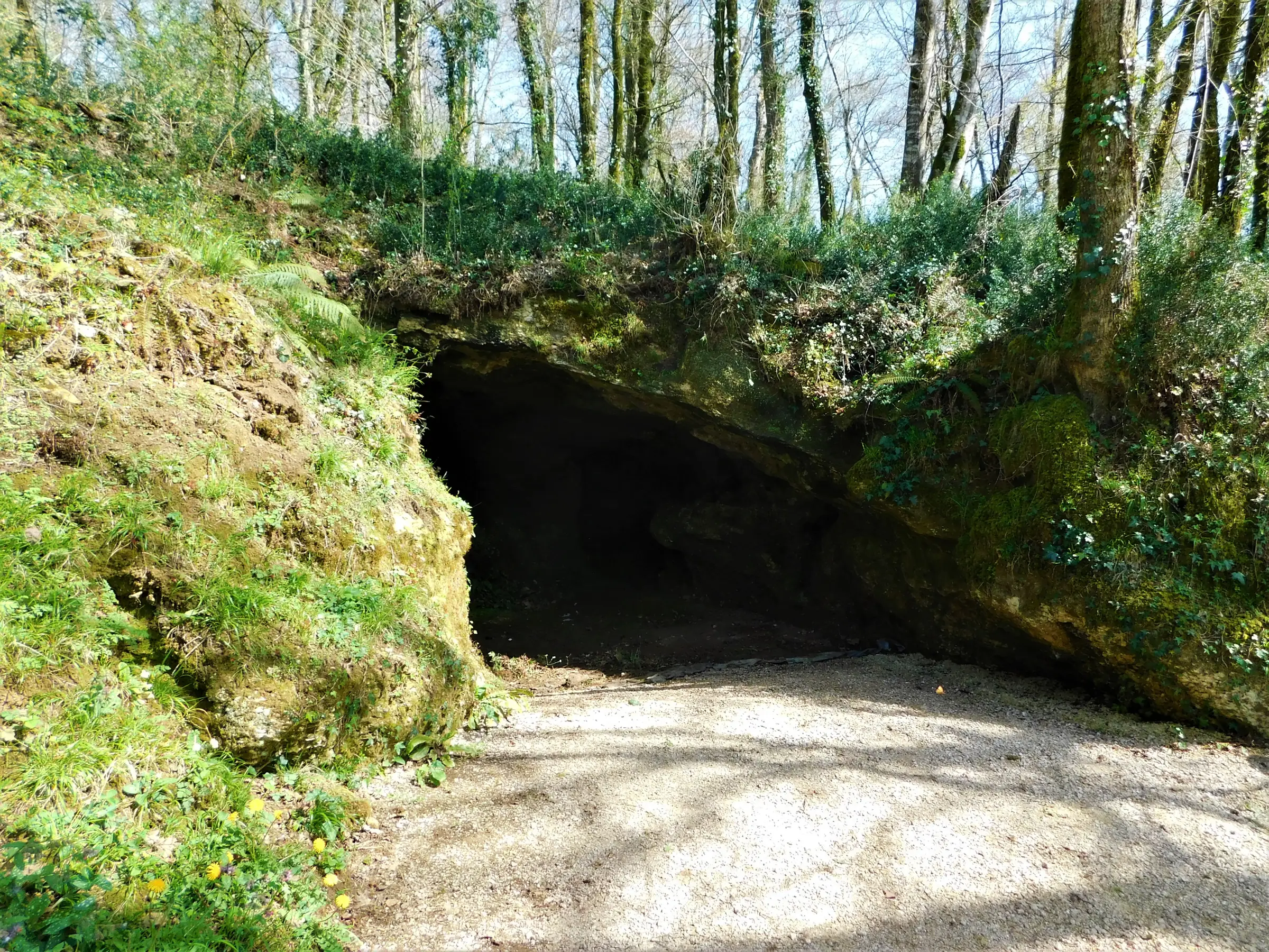 Visite du site archéologique via le sentier des Grottes du Pape