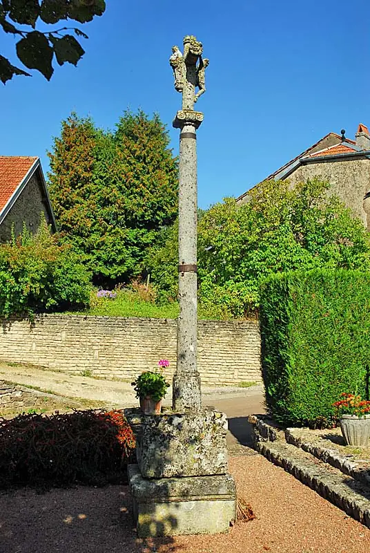 Croix XVIe siècle de Charmoilles (1)