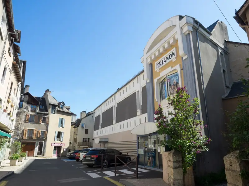 FAÇADE ART-DÉCO DU CINÉMA ET MÈTRE ÉTALON