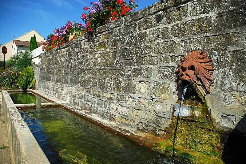 Fontaine du prieuré de Montigny-le-Roi