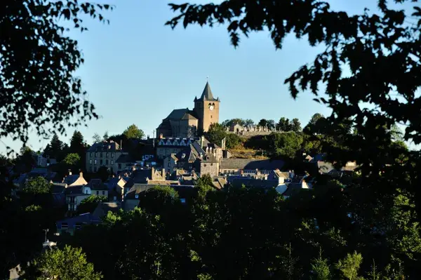 Visitez Laguiole, capitale de l'Aubrac et des couteaux