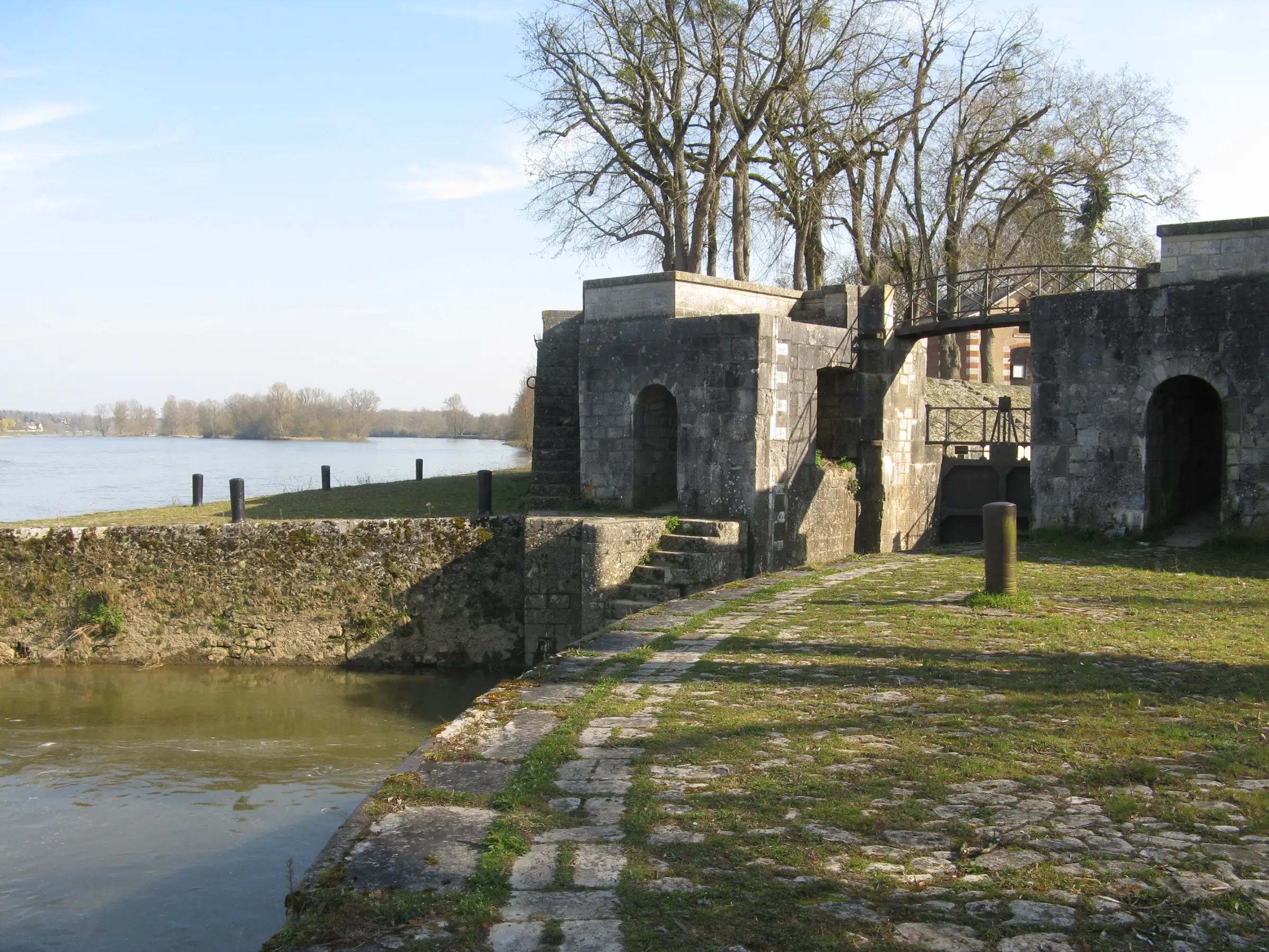 Ecluse et gare d'eau de Mantelot