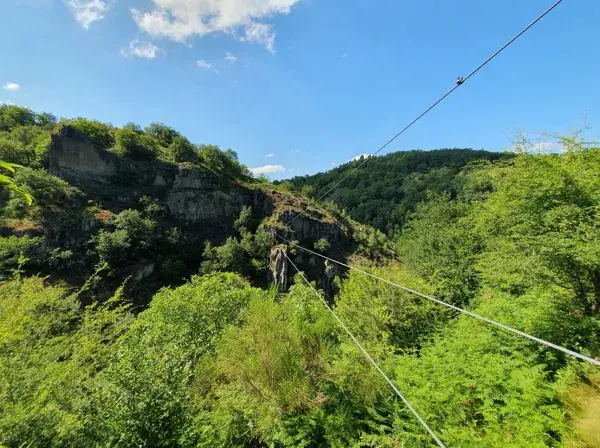 Tyrolienne, à Bes-Bédène