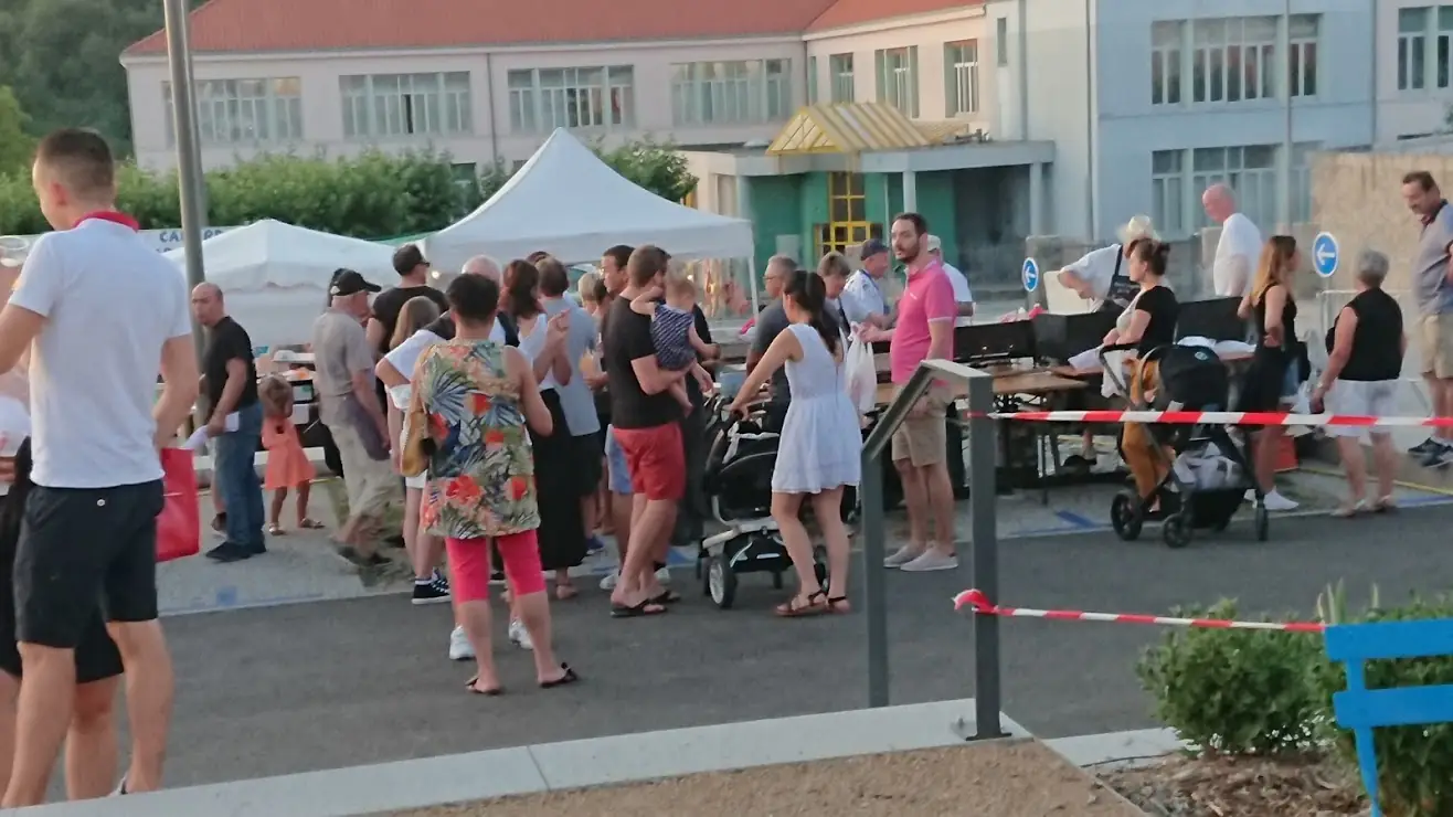 Marché d'été nocturne et festif
