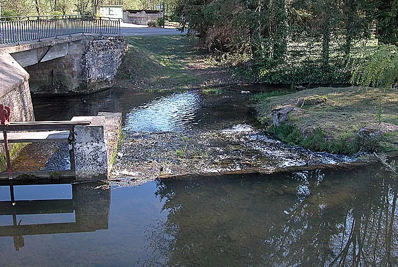 Pont et croix du Foulon à Baissey
