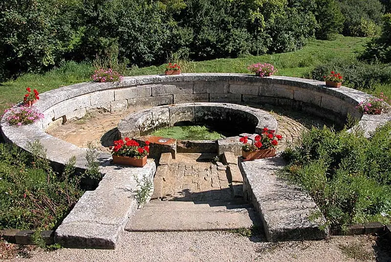 Fontaine le Rond à Marac