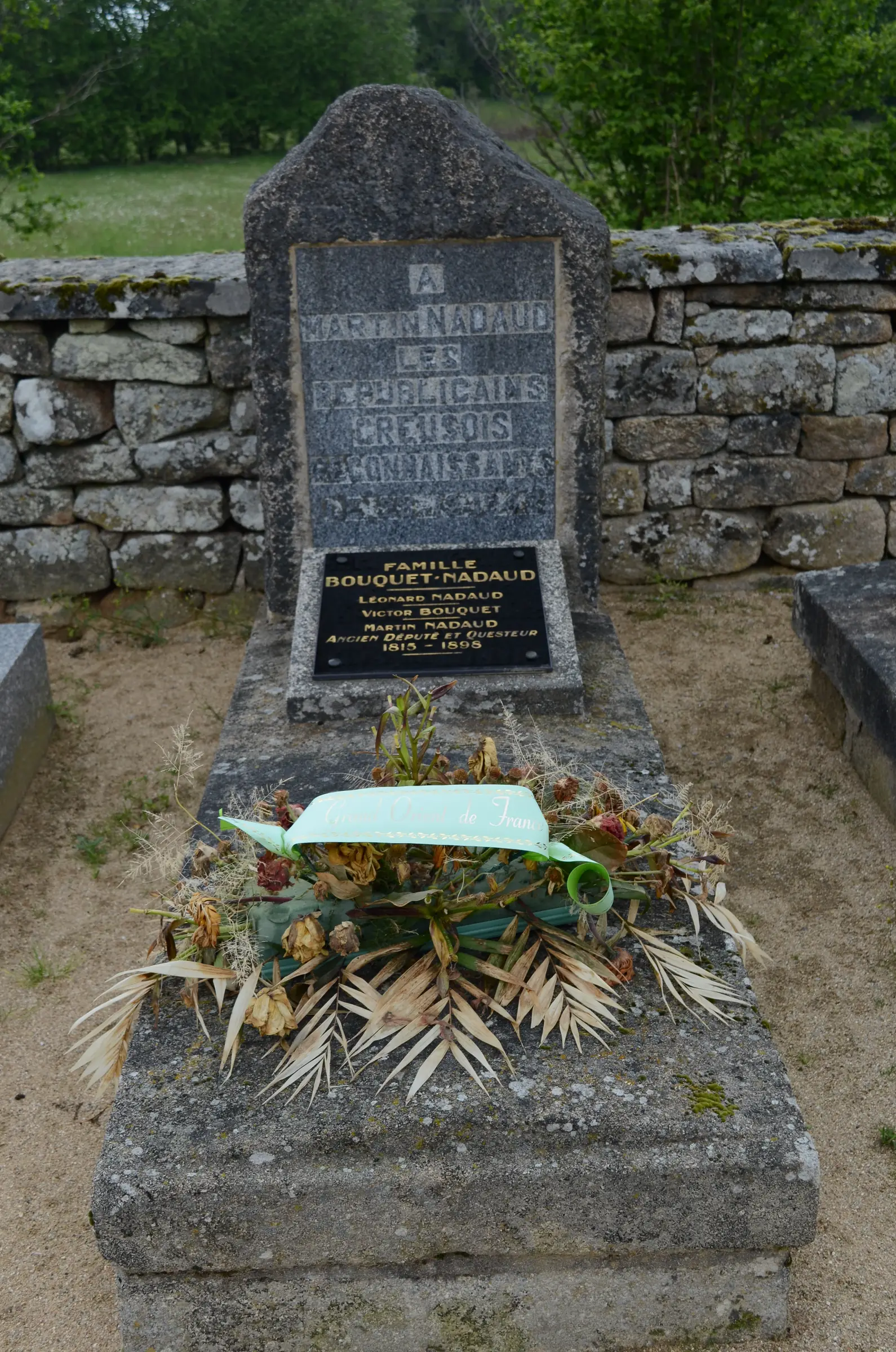 Dans les allées du cimetière