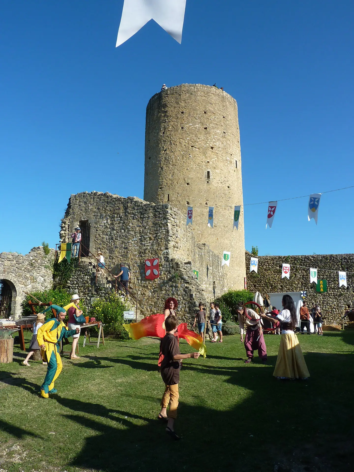 CHÂTEAU COMTAL ET SON DONJON