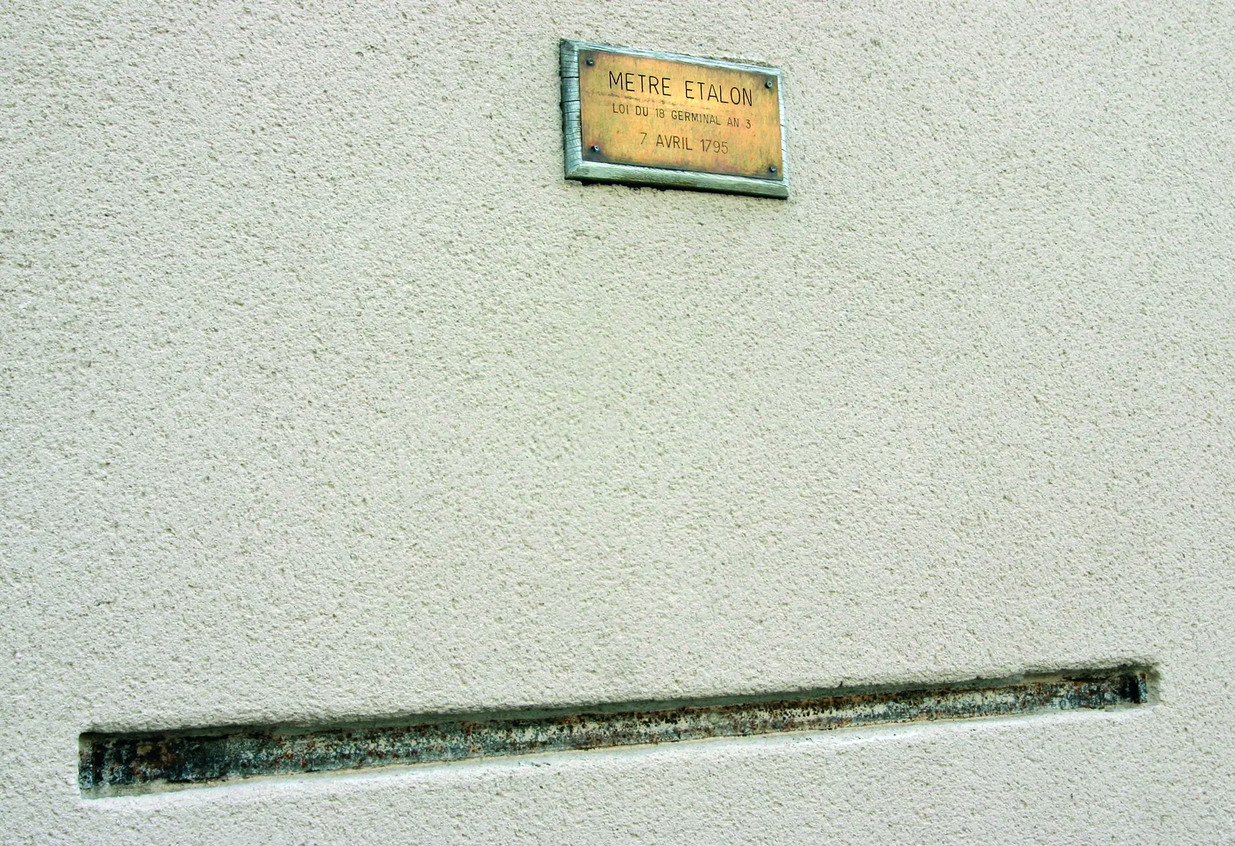 FAÇADE ART-DÉCO DU CINÉMA ET MÈTRE ÉTALON