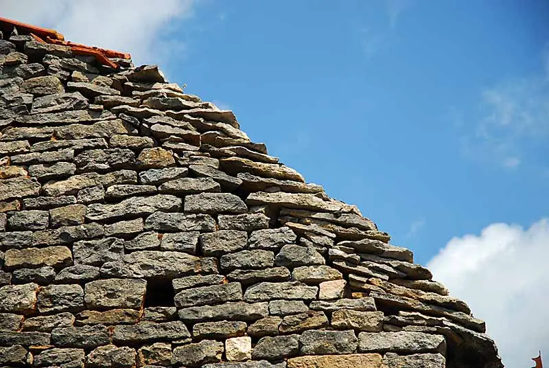 Grange couverte en lave à Orcevaux