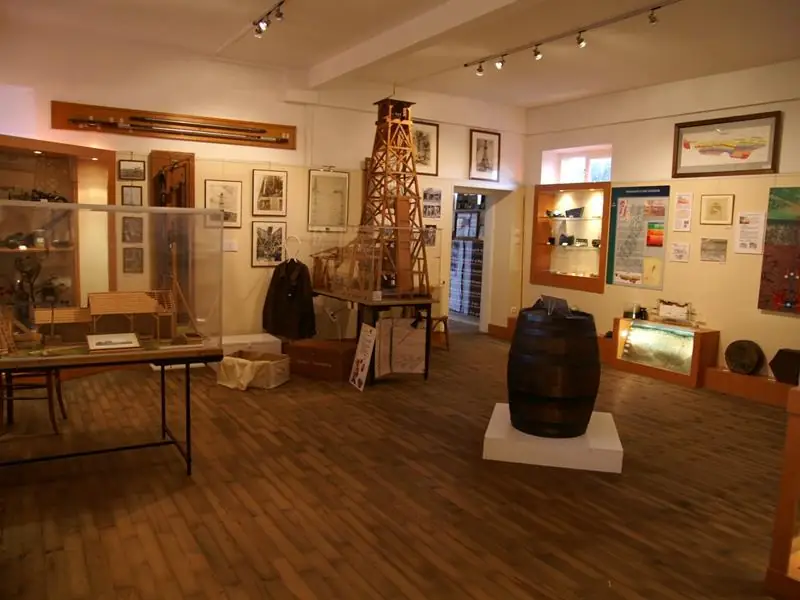 Visite libre d'un musée consacré à l'histoire de l'exploitation pétrolière