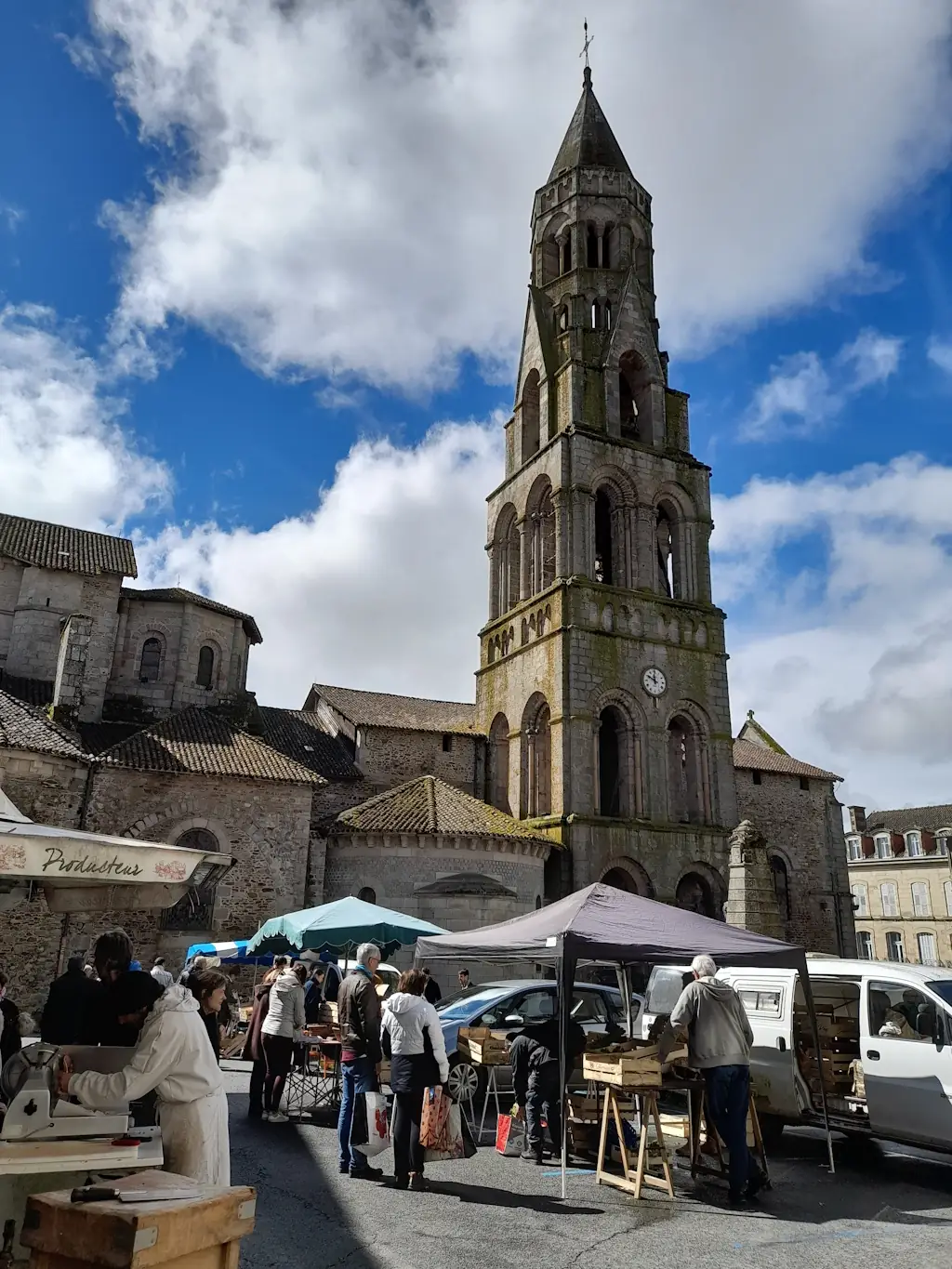Marché hebdomadaire à Saint-Léonard de Noblat