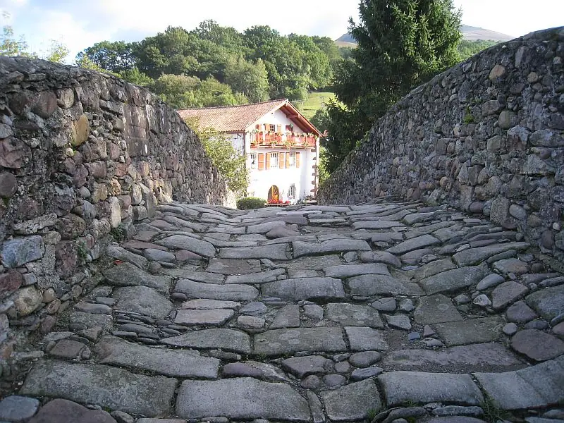 Visite du bourg de Baigorri par l'animateur de Mehaka en français.