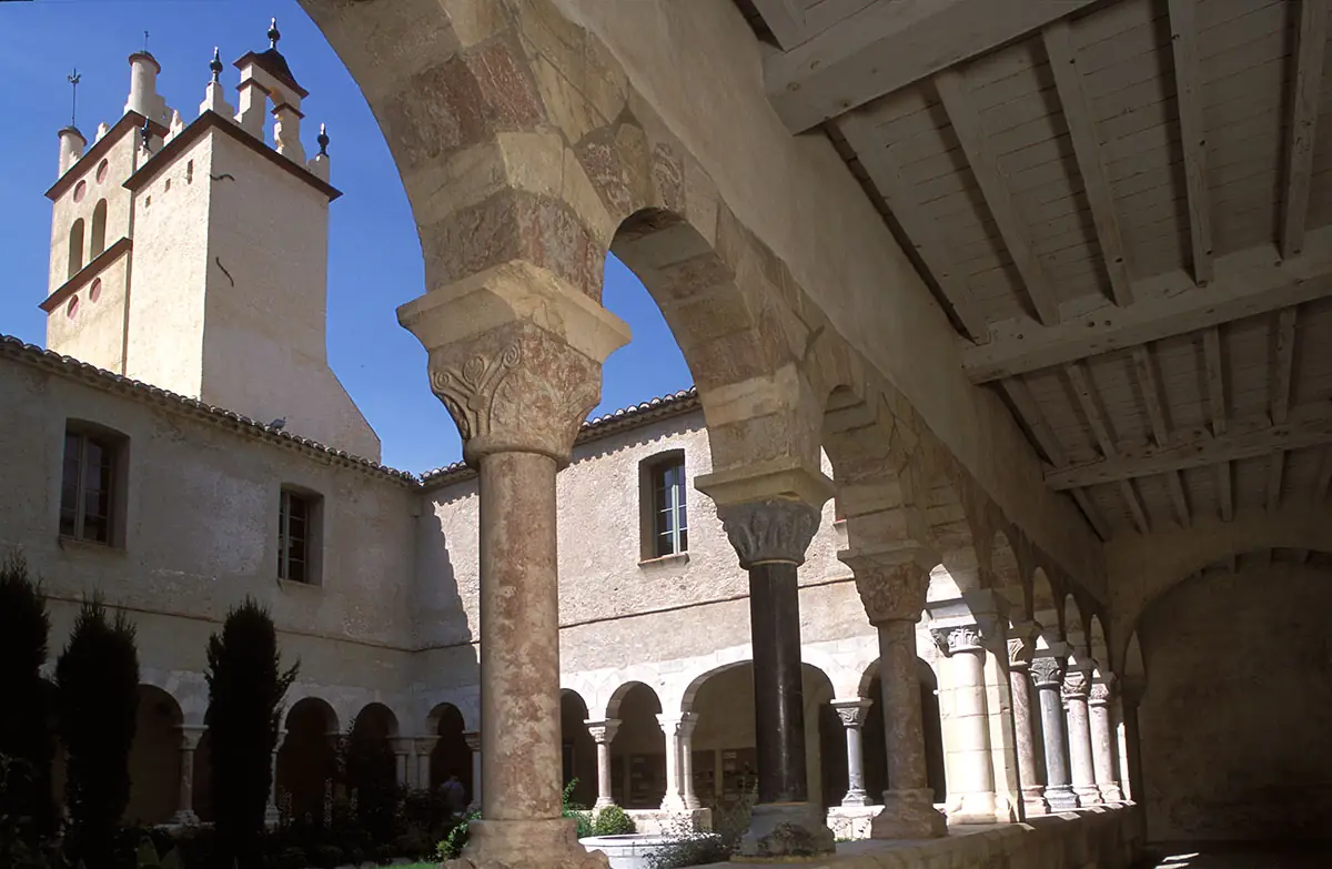 VISITE DE L'ABBAYE DE SAINT-GENIS-DES FONTAINES