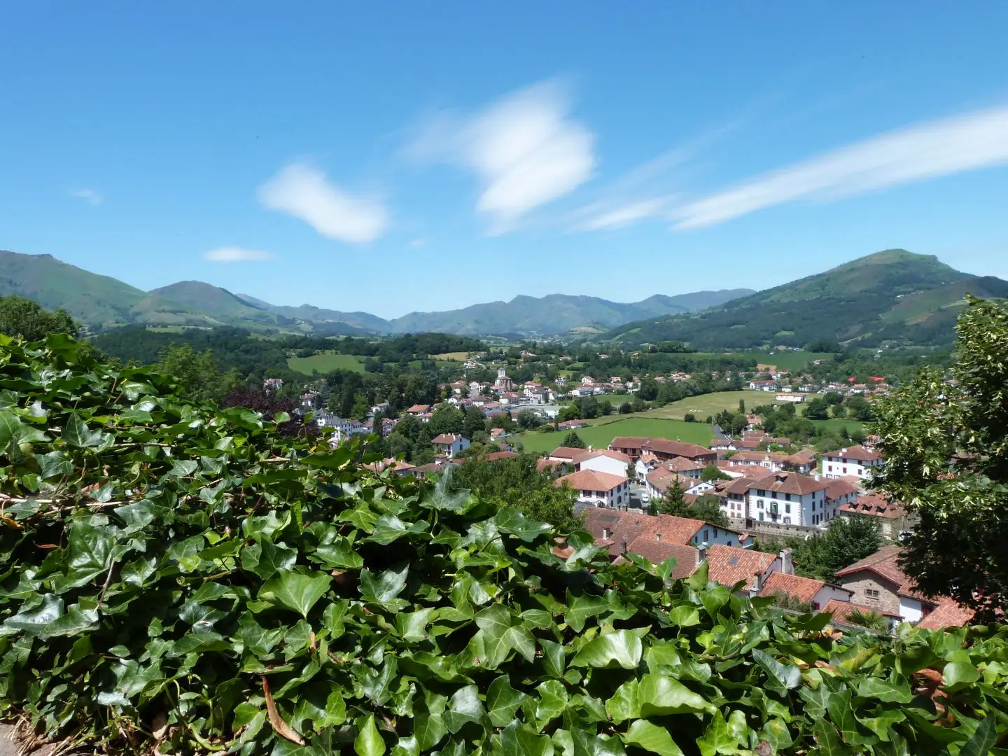 Fêtes de village : apéritif avec choeurs basques, repas des villageois animé, pelote basque, danse basque, soirée talo