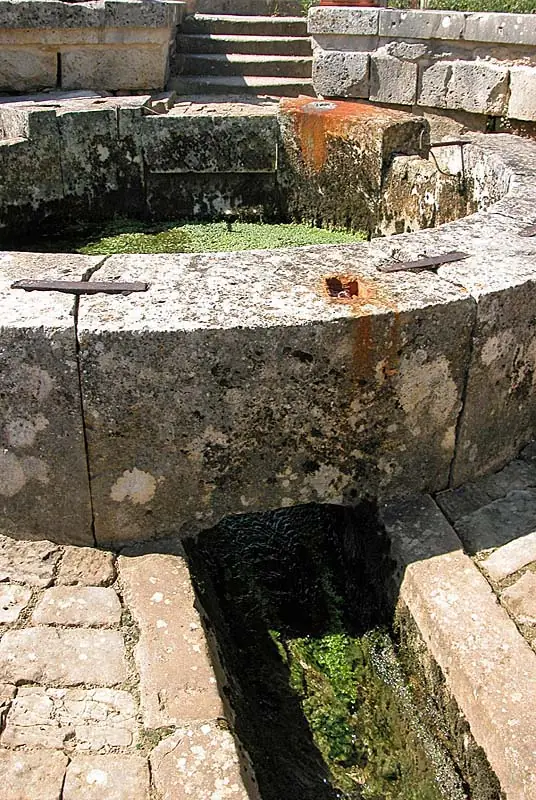 Fontaine le Rond à Marac