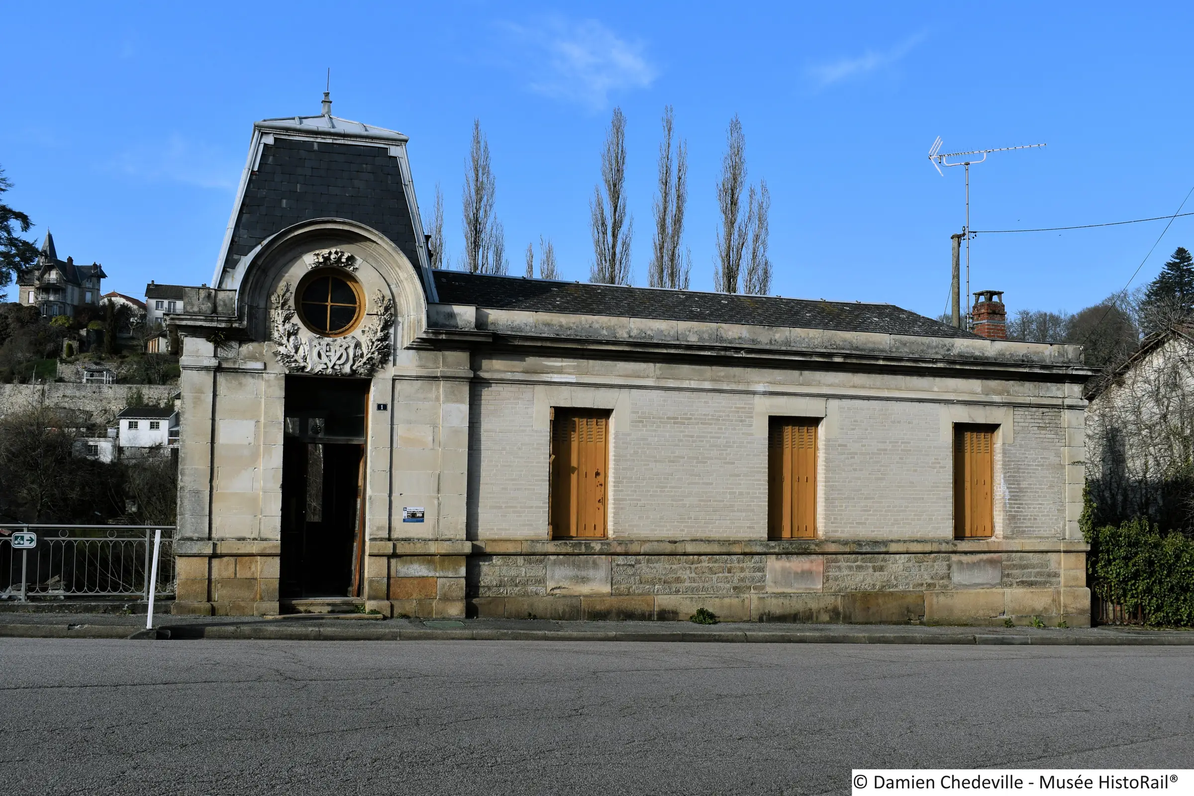 Exposition : Un train peut en cacher un autre
