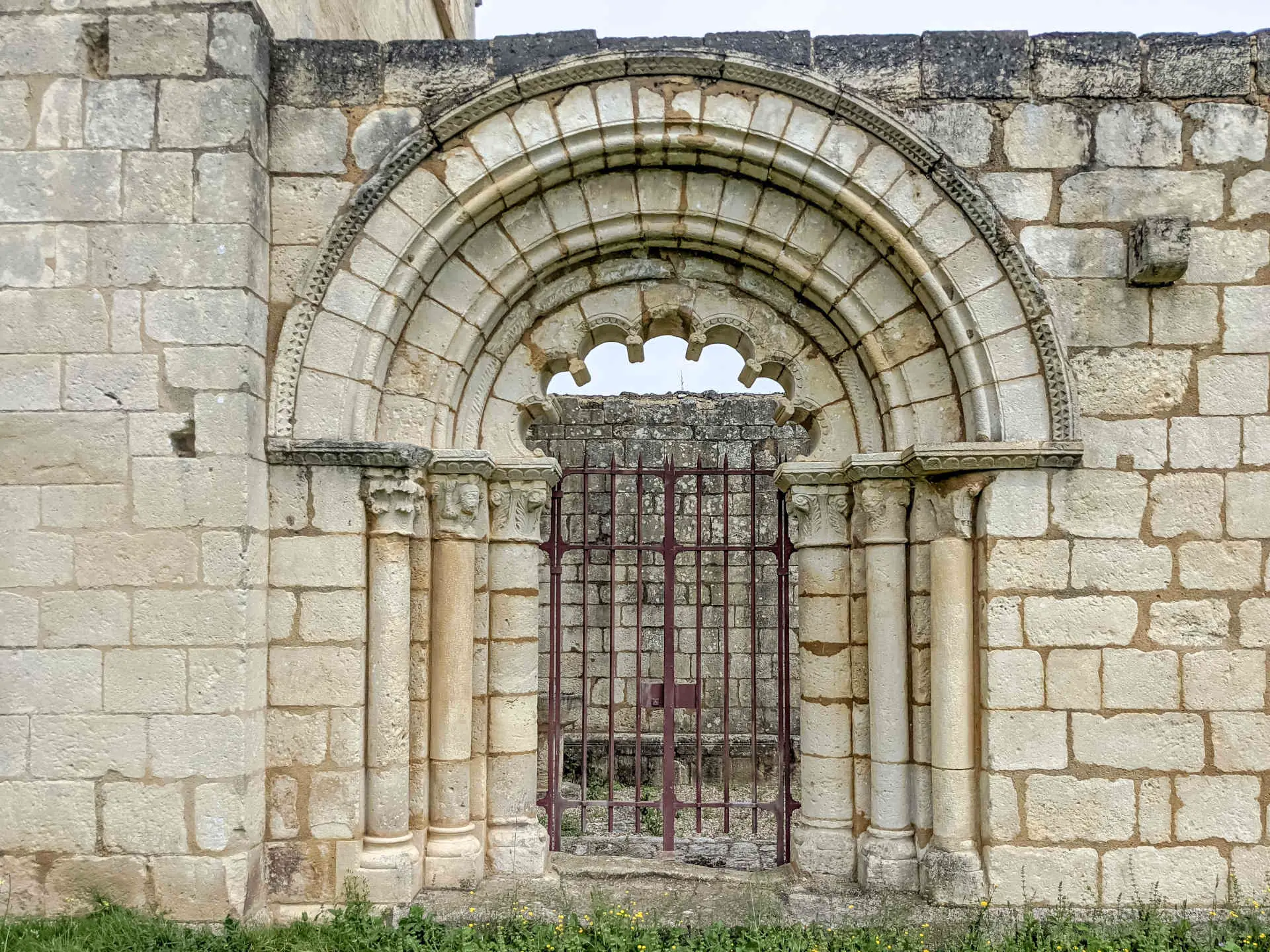 Ruines de la chapelle de Villemartin