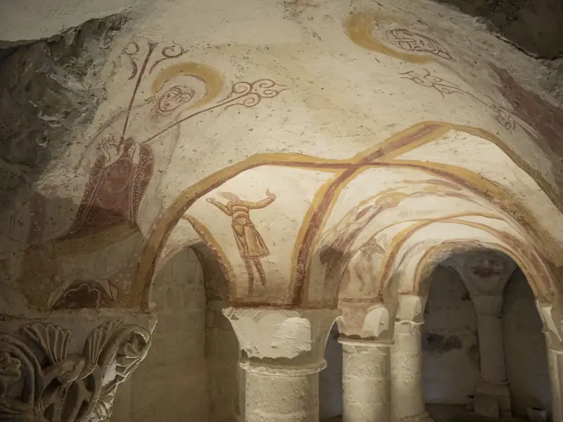Église Romane et crypte avec Fresques du XIIe siècle.