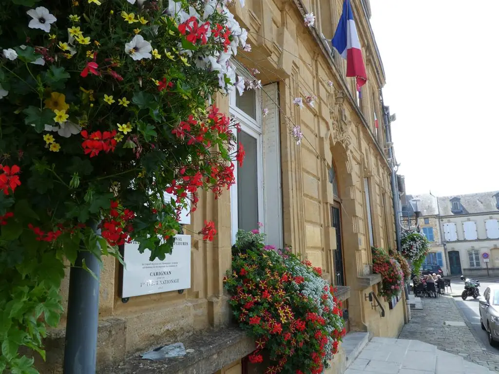 CARIGNAN, Ville Fleurie "3 Fleurs"