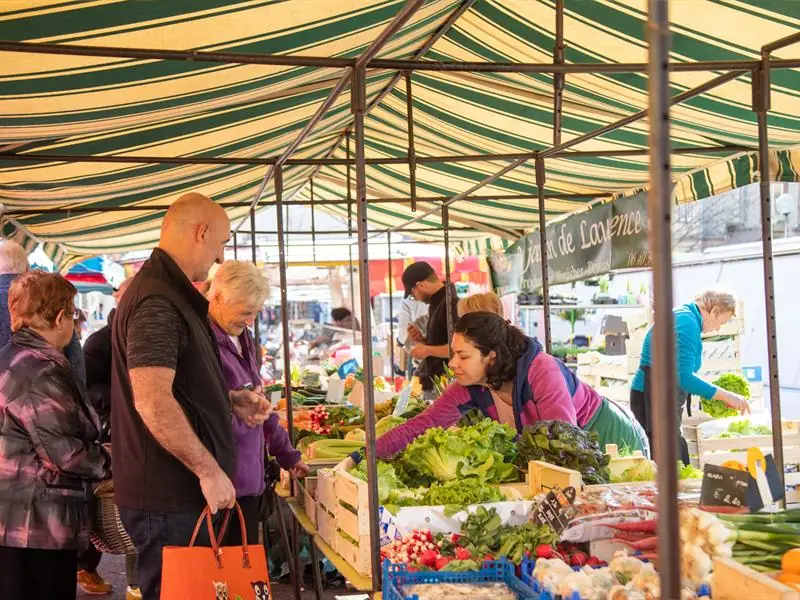 Marché hebdomadaire textile et alimentaire