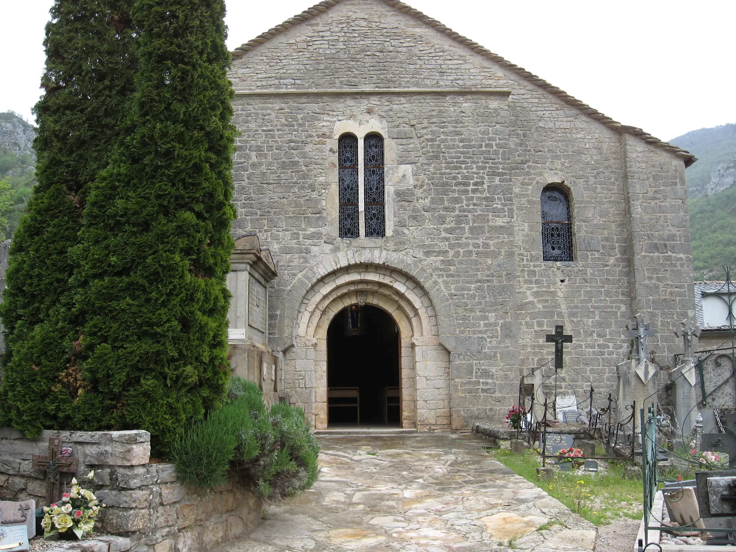 EGLISE ROMANE SAINT-JEAN-BAPTISTE