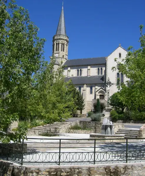 Eglise de Saint-Salvadou et sa croix processionnelle