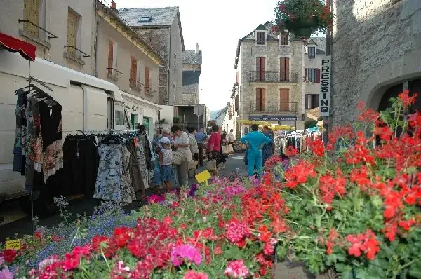 Marché du mardi matin à Laissac
