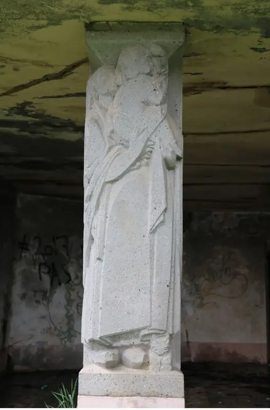 Cariatides du préau - Jardin Public