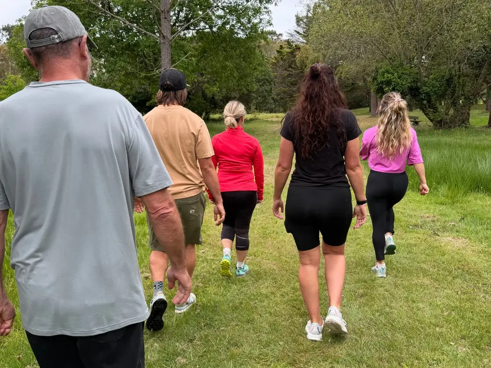 Marche sportive en forêt