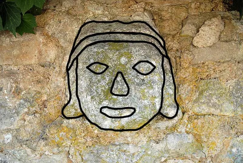 Tête sculptée en bossage à Musseau