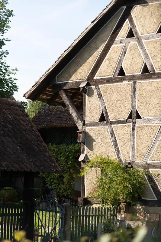 Ancien presbytère à colombages et maisons anciennes