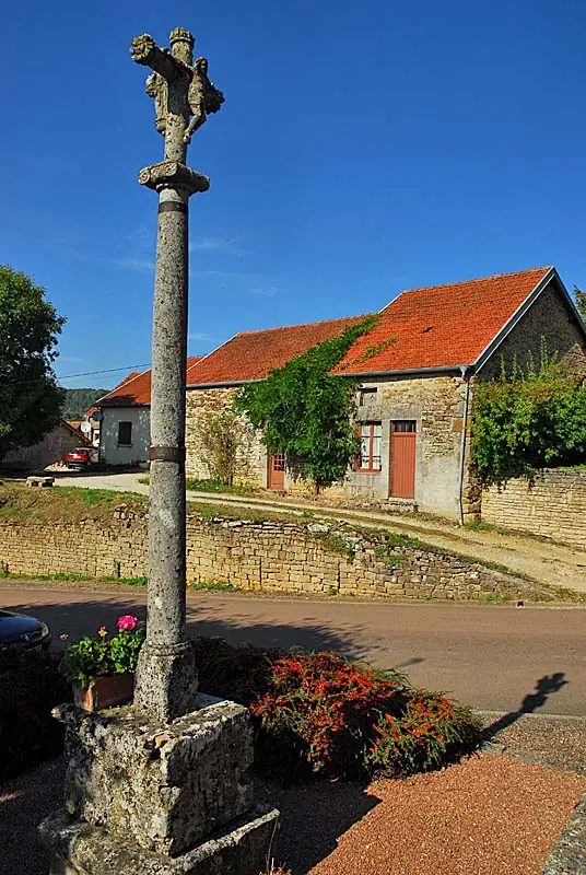 Croix XVIe siècle de Charmoilles (1)
