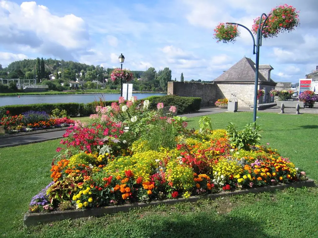 GIVET, Ville Fleurie "3 Fleurs"