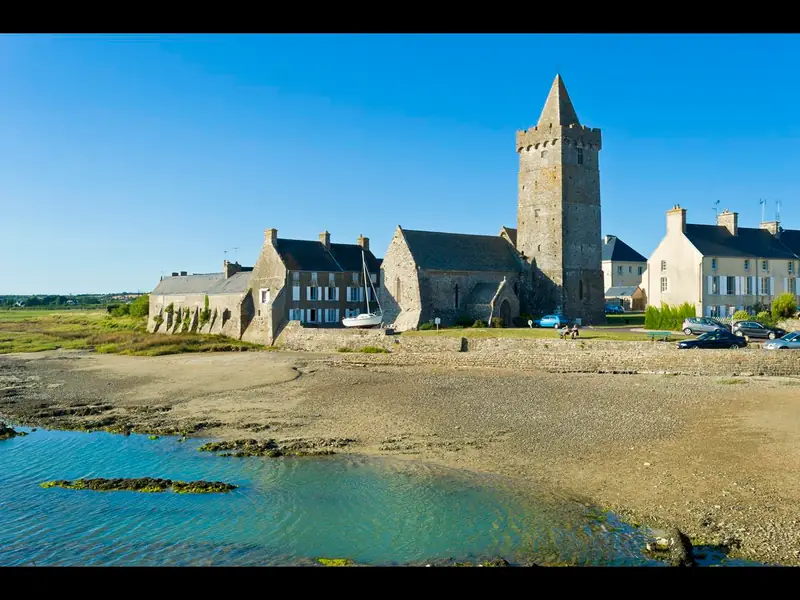 Église Notre-Dame de Port-Bail et Baptistère