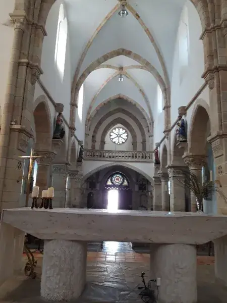 Eglise de Saint-Salvadou et sa croix processionnelle