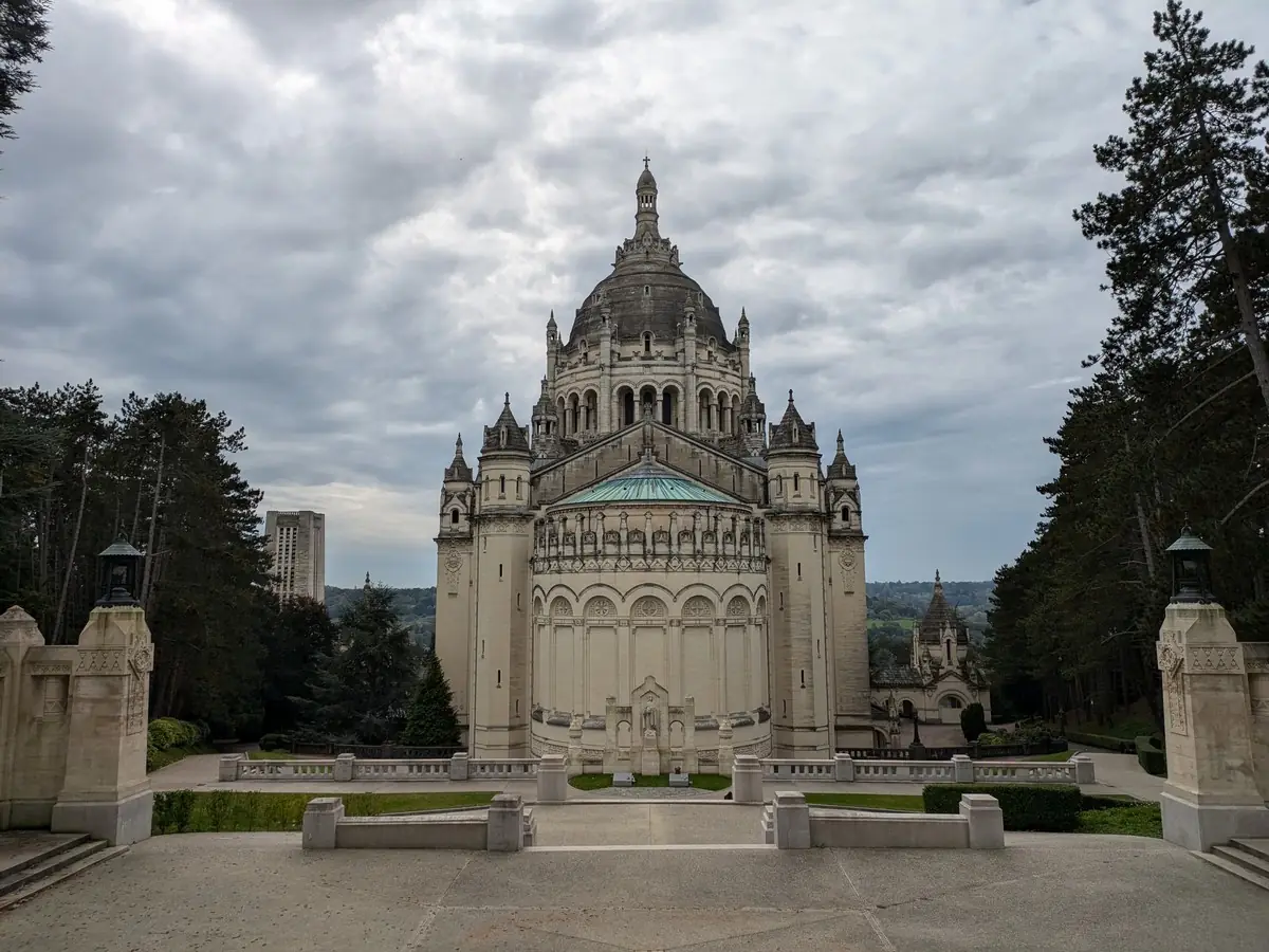 Le Chemin de Croix monumental de la Basilique Sainte-Thérèse